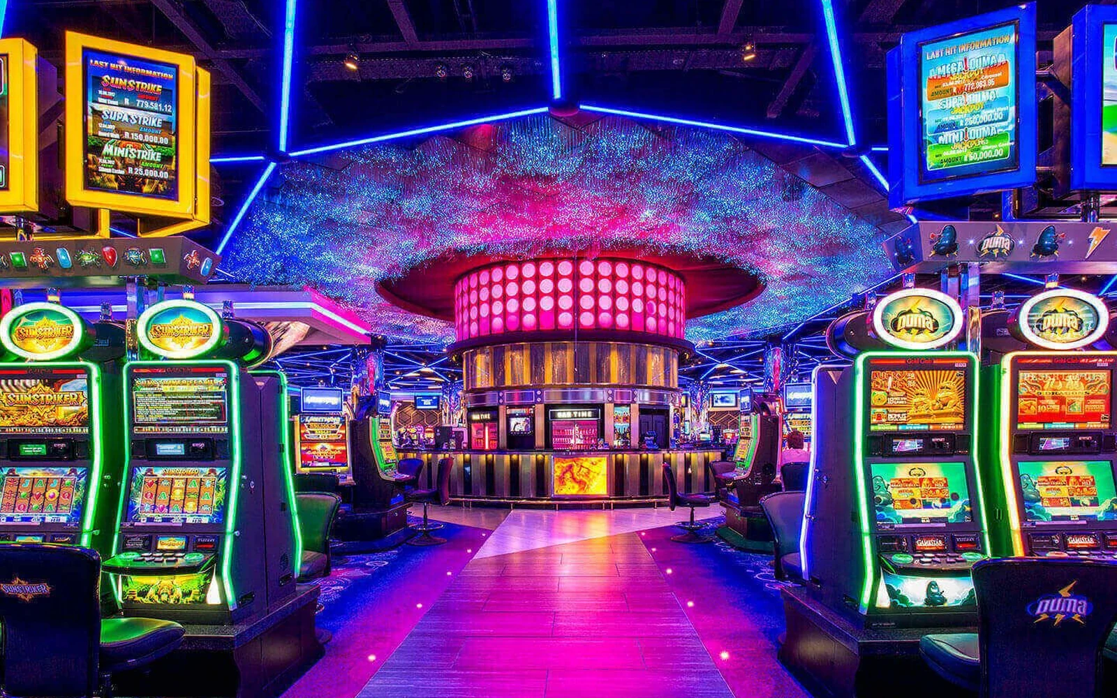 Layar slot video dengan reel, ikon bonus, dan latar permainan